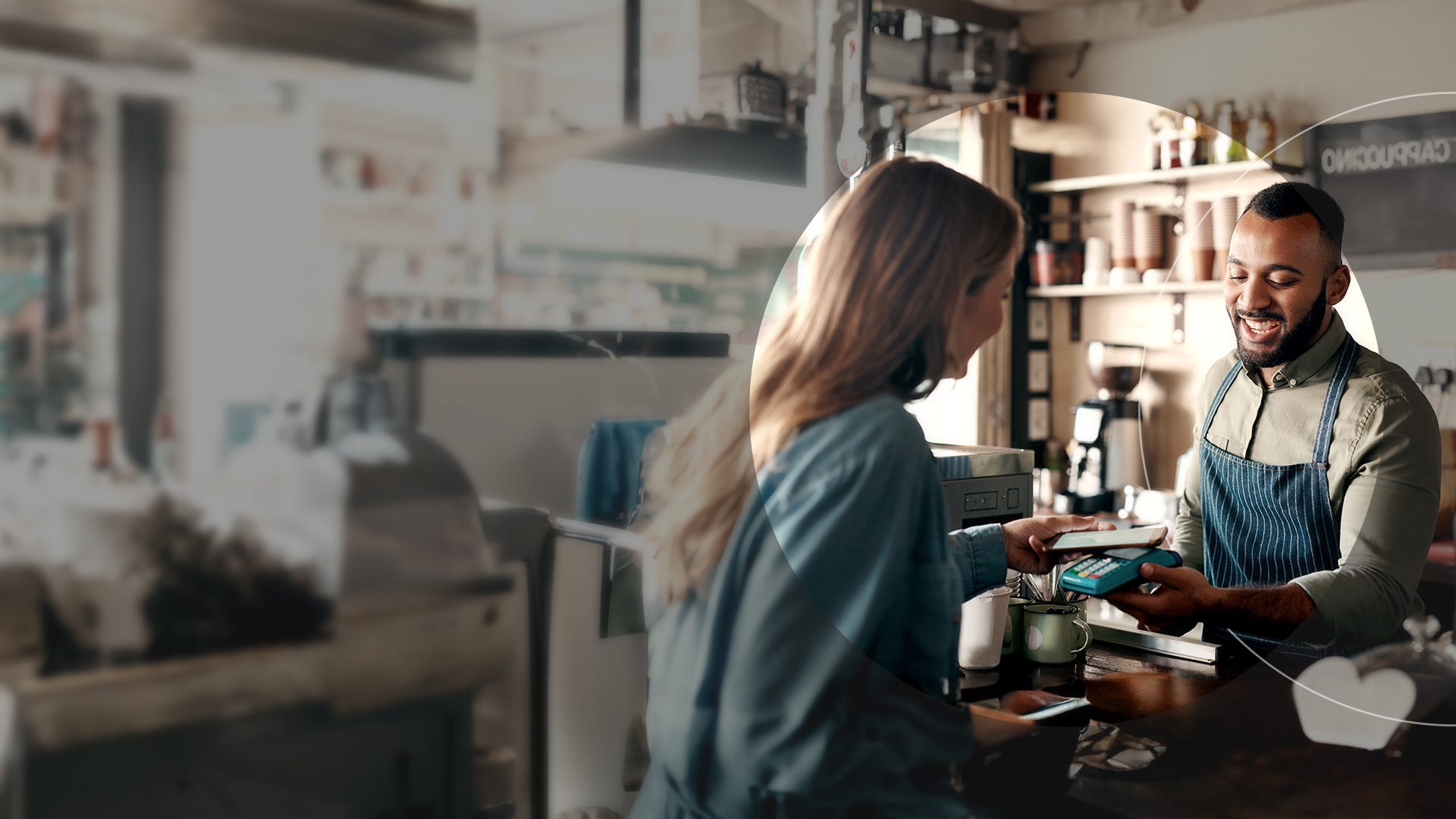 Mujer pagando al barista en el café usando el teléfono.