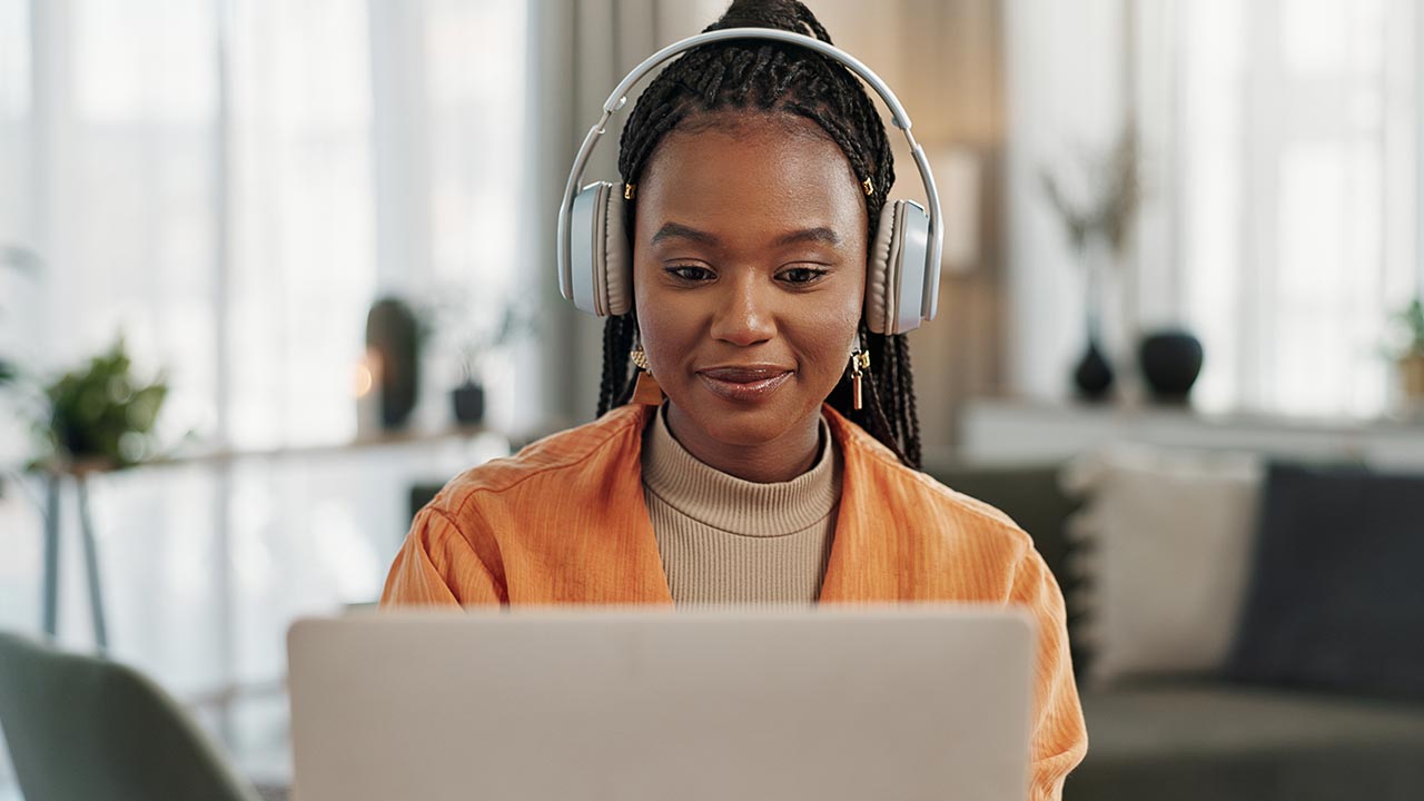 Mujer viendo una sesión de entrenamiento en una computadora portátil.