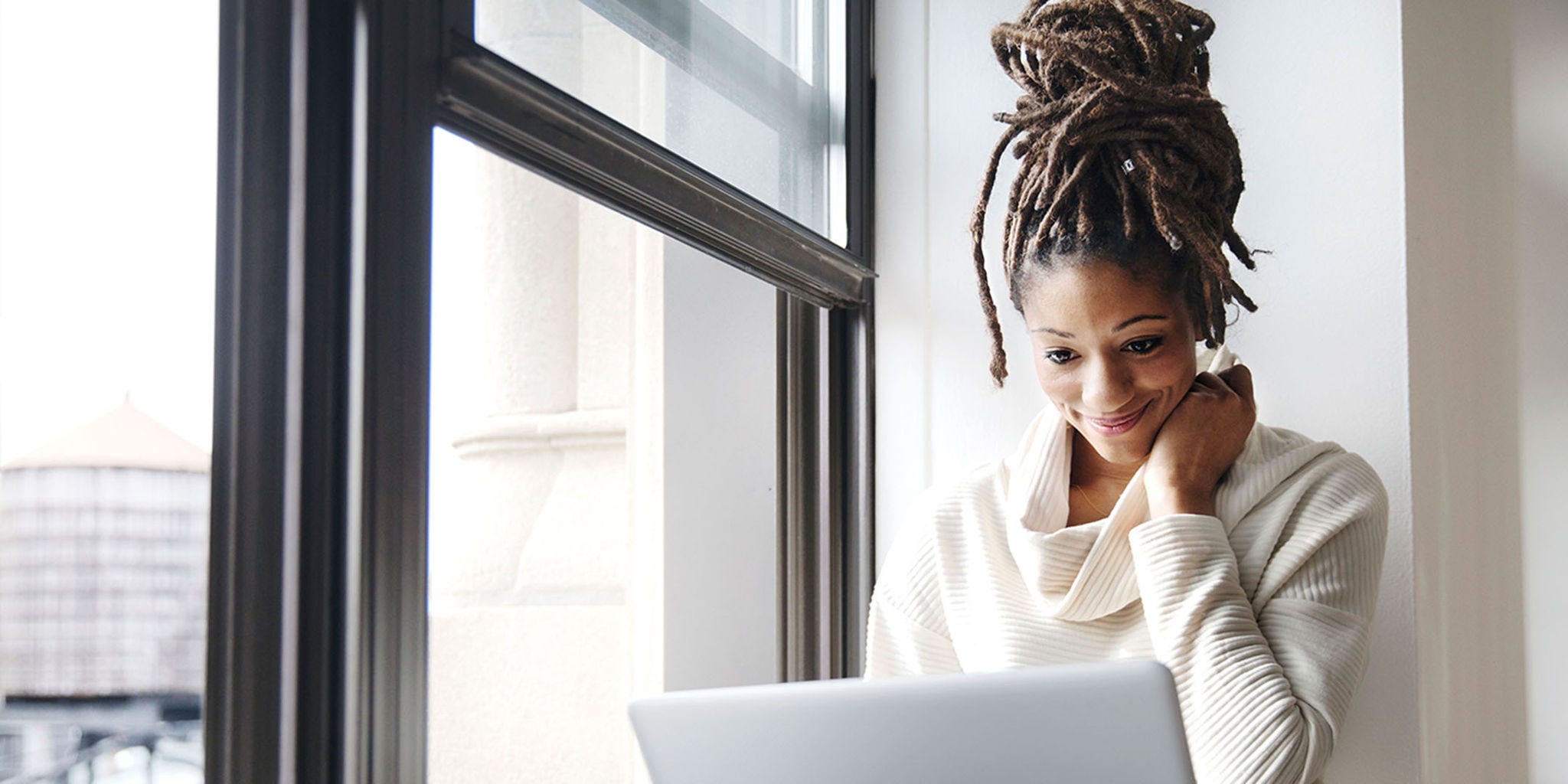 Une femme utilisant un ordinateur portable au bureau