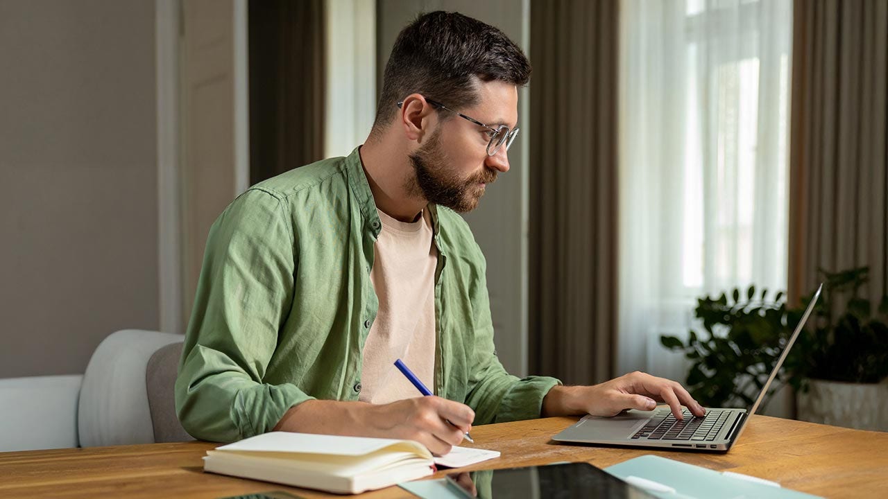 Homme travaillant à domicile.