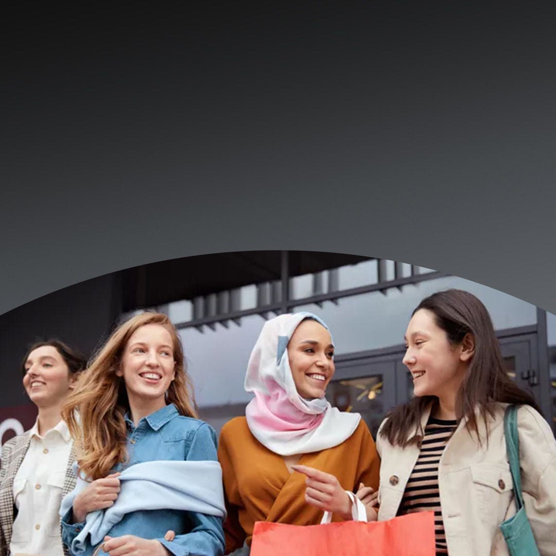 Grupo de mujeres jóvenes caminando juntas.