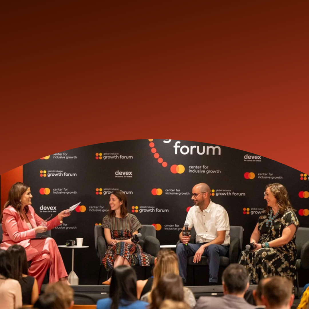 لجنة من الخبراء يجلسون ويتحدثون في فعالية