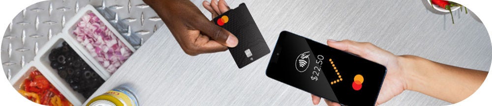 Pago en persona con tarjeta y teléfono corporativo, pago del consumidor por una comida.