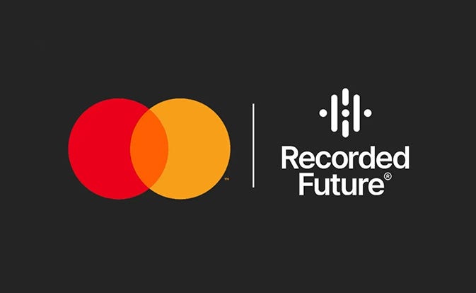 Logotipo de Mastercard junto al logotipo de Recorded Future con fondo oscuro.