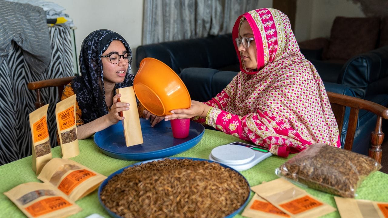 Babra Zafar empaca kits de comida con su hija. 