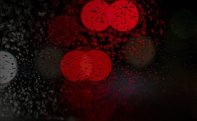 Una luz roja borrosa a través de la ventana de vidrio.