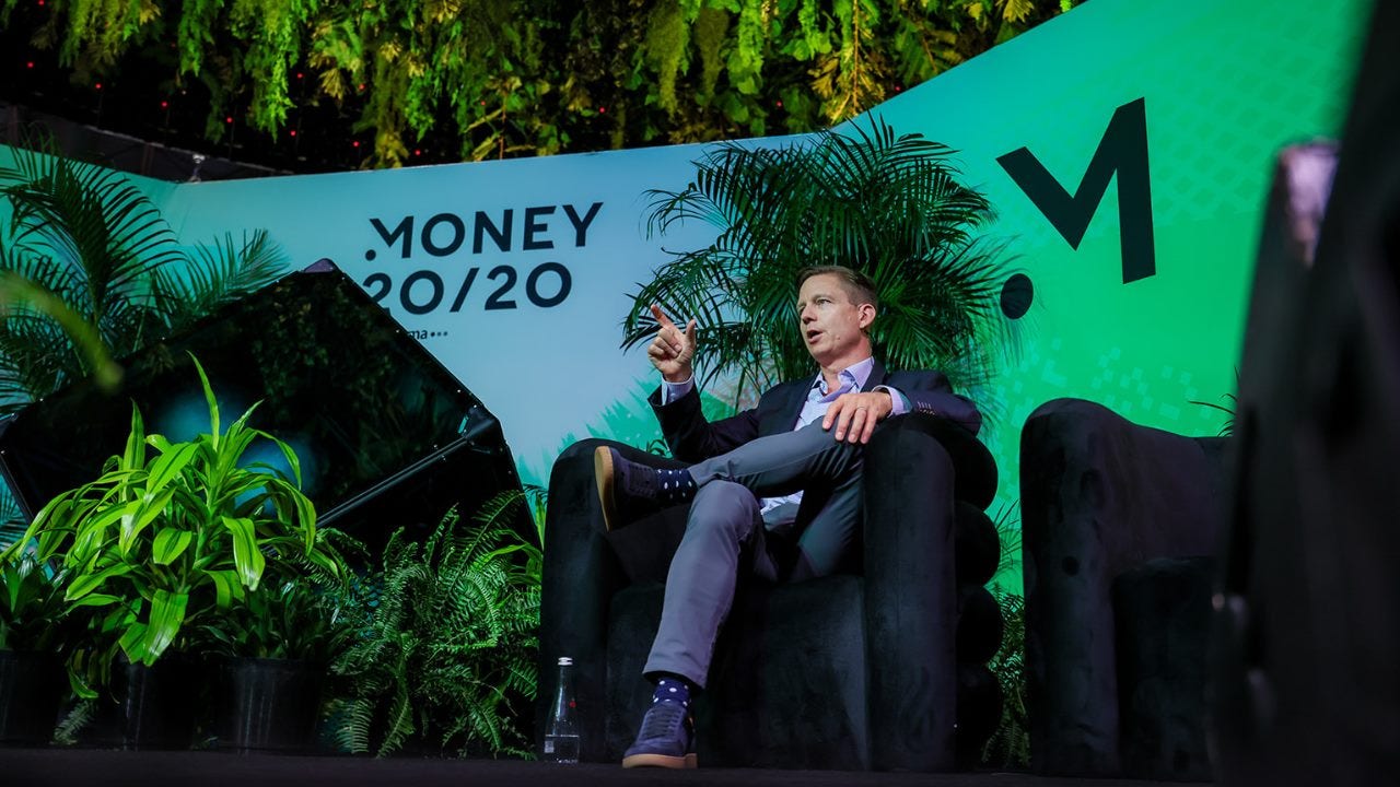 Грег Ульрих на сцене конференции Money 2020. 
