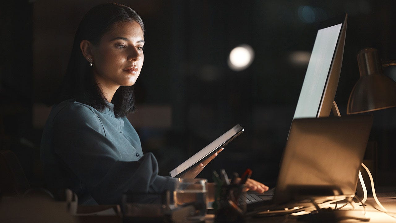 Mujer trabajando en una base de datos en una tableta.