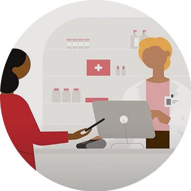 صيدلي يقدم المساعدة لعميل عند منضدة الصيدلية، محاط برفوف من الأدوية والمنتجات الصحية.