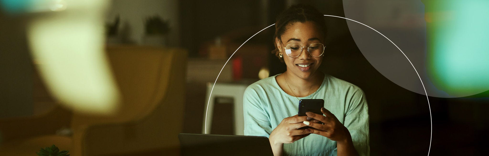 Femme regardant son téléphone