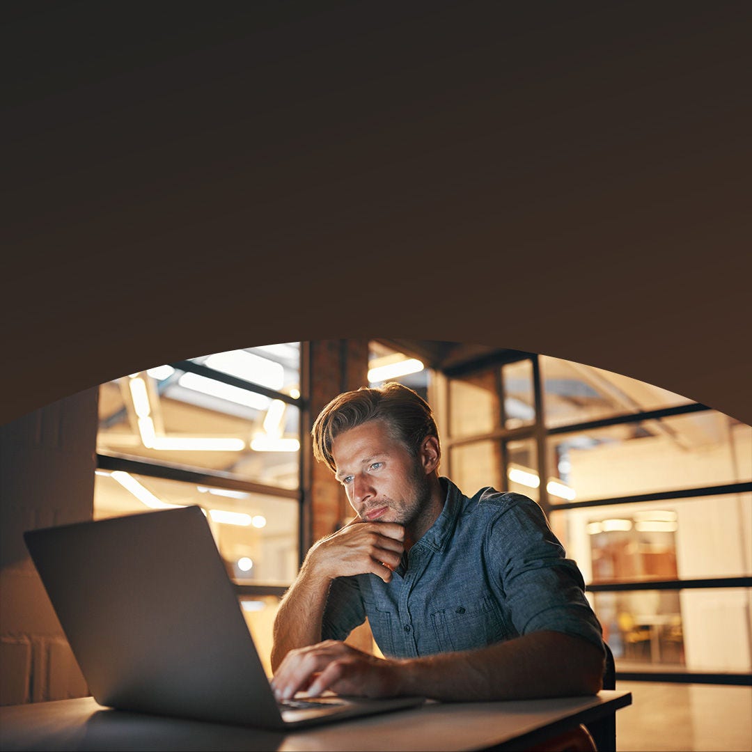 Hombre usando una computadora portátil utilizando una calculadora de fraude. 