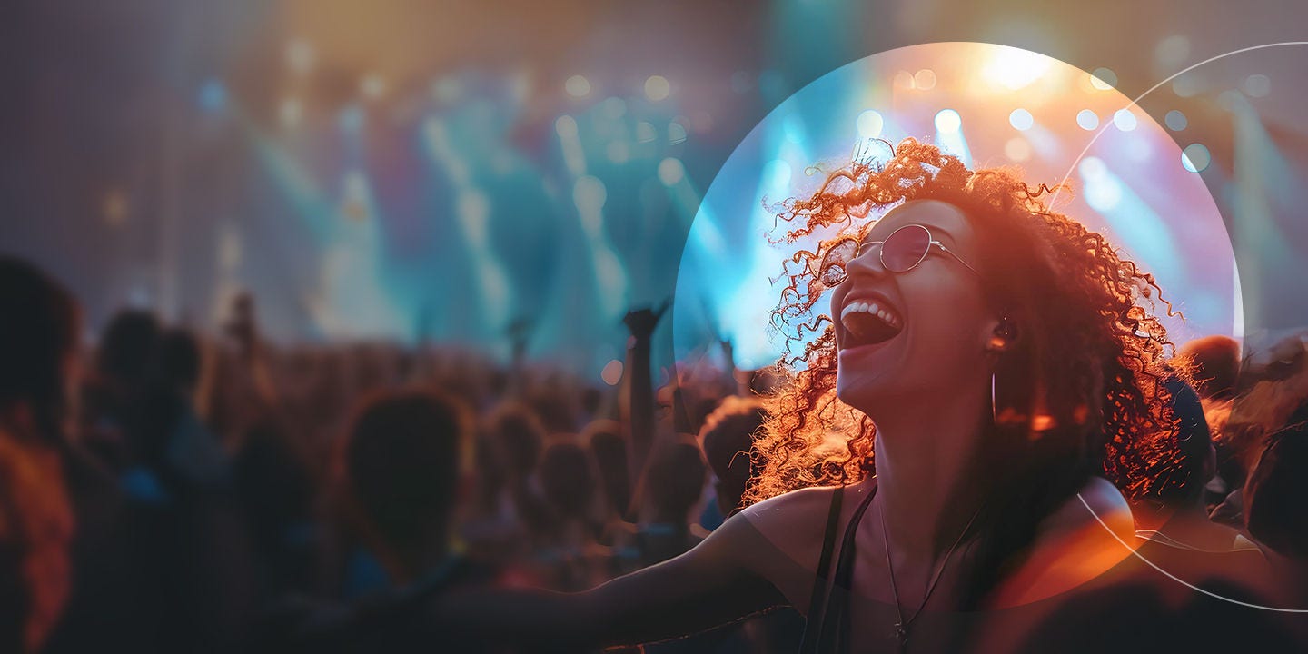 Mujer en concierto dentro de la silueta del logotipo de Mastercard.