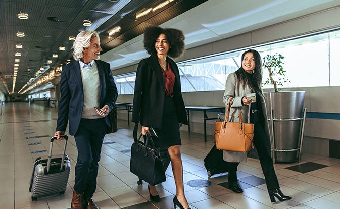 Colegas de negocios en el aeropuerto con equipaje.