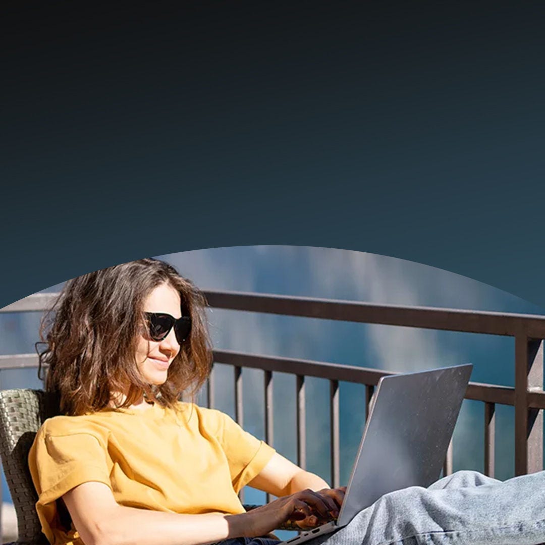 Mujer joven usando computadora portátil al aire libre.