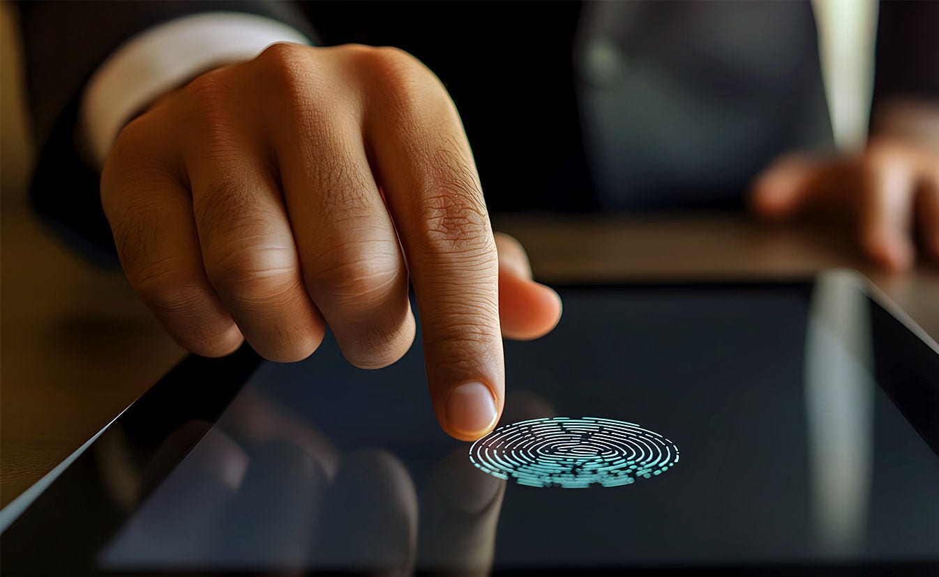 Una persona vestida de negocios presiona su dedo índice en una tableta digital, activando un escáner de huellas dactilares que se muestra en la pantalla.