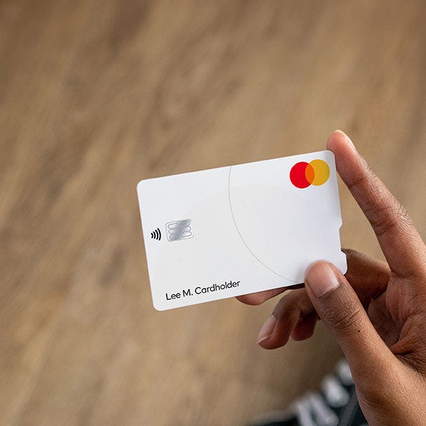 Mano sosteniendo una tarjeta Touch Card.