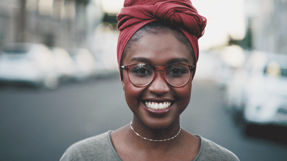 Mujer sonriendo.