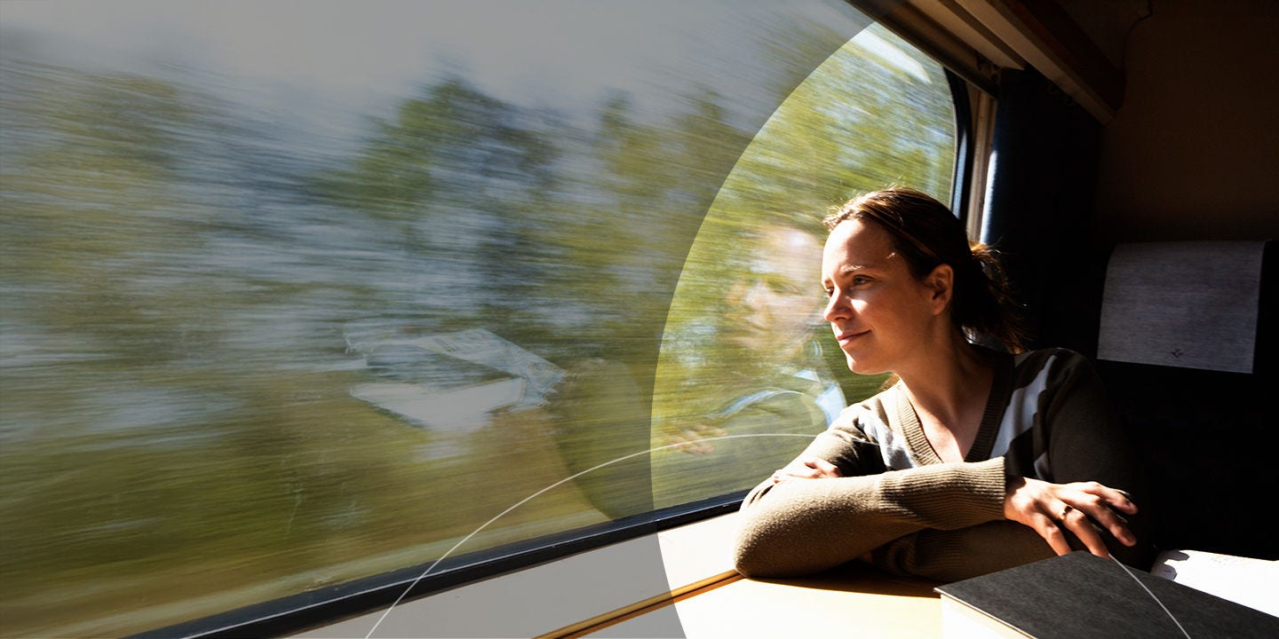 Femme dans le train regardant par la fenêtre.