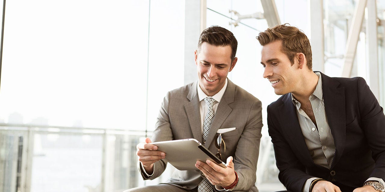 Deux hommes d'affaires utilisant une tablette