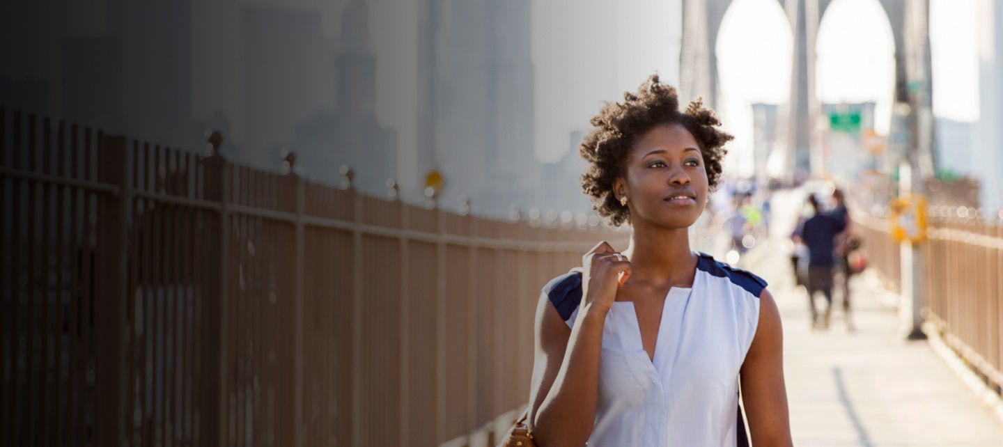 femme marchant sur un pont
