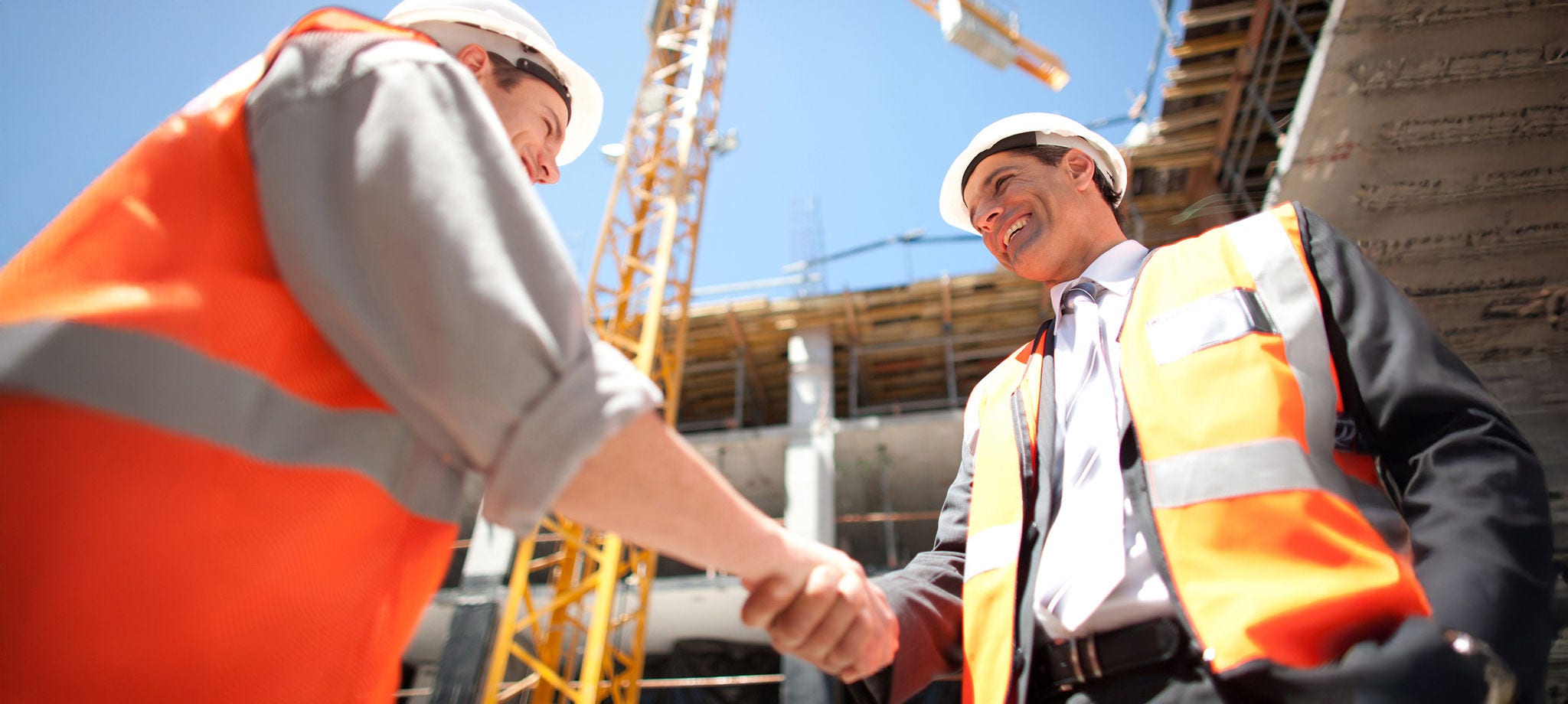 Personnes sur un chantier de construction se serrant la main