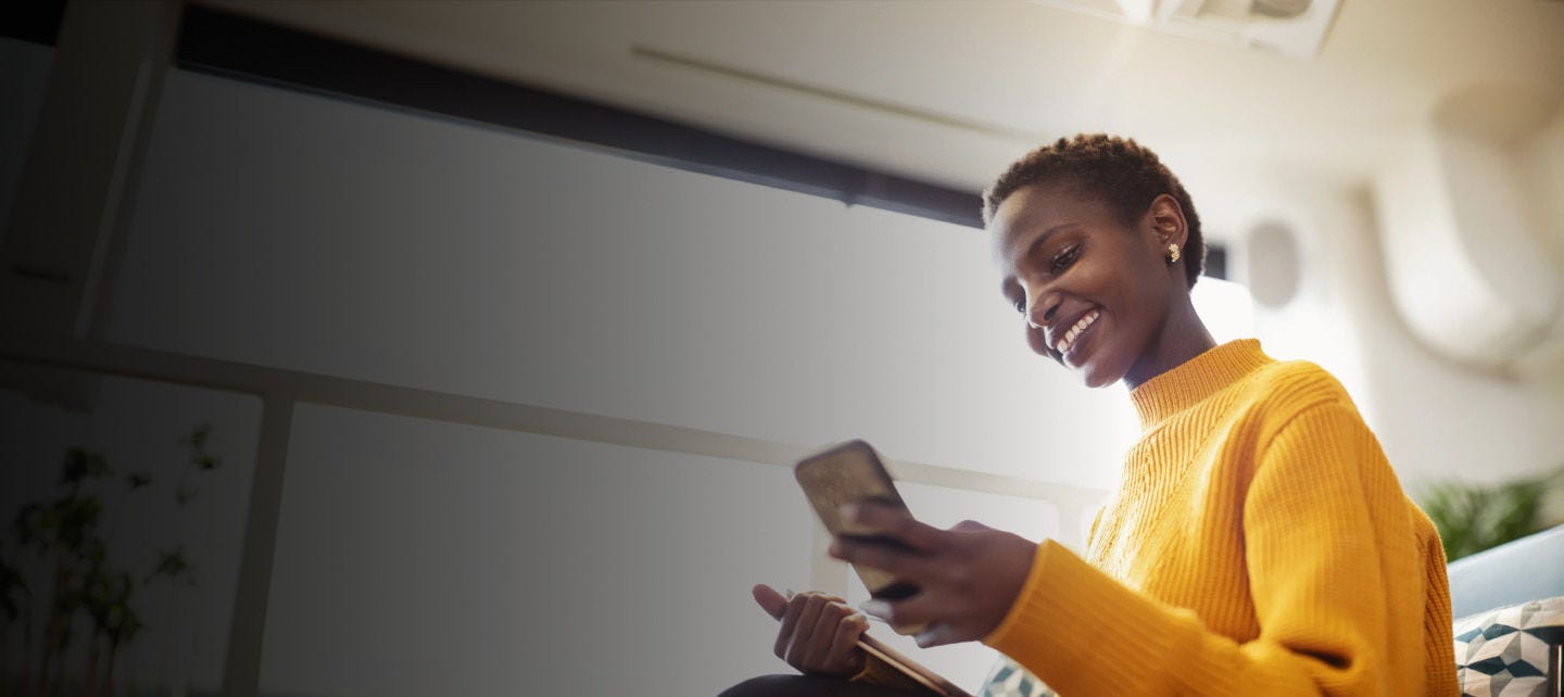 femme avec un téléphone et une tablette