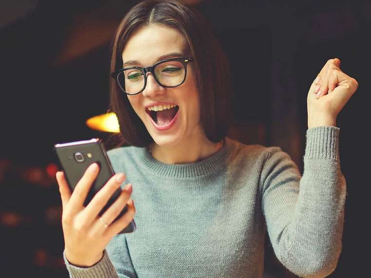 امرأة تهتف بشأن درجة الائتمان الخاصة بها