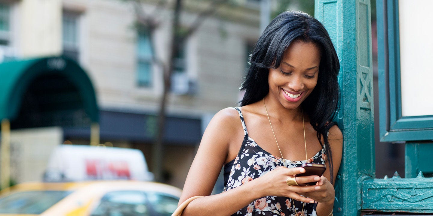 Une femme utilise son téléphone dans la rue