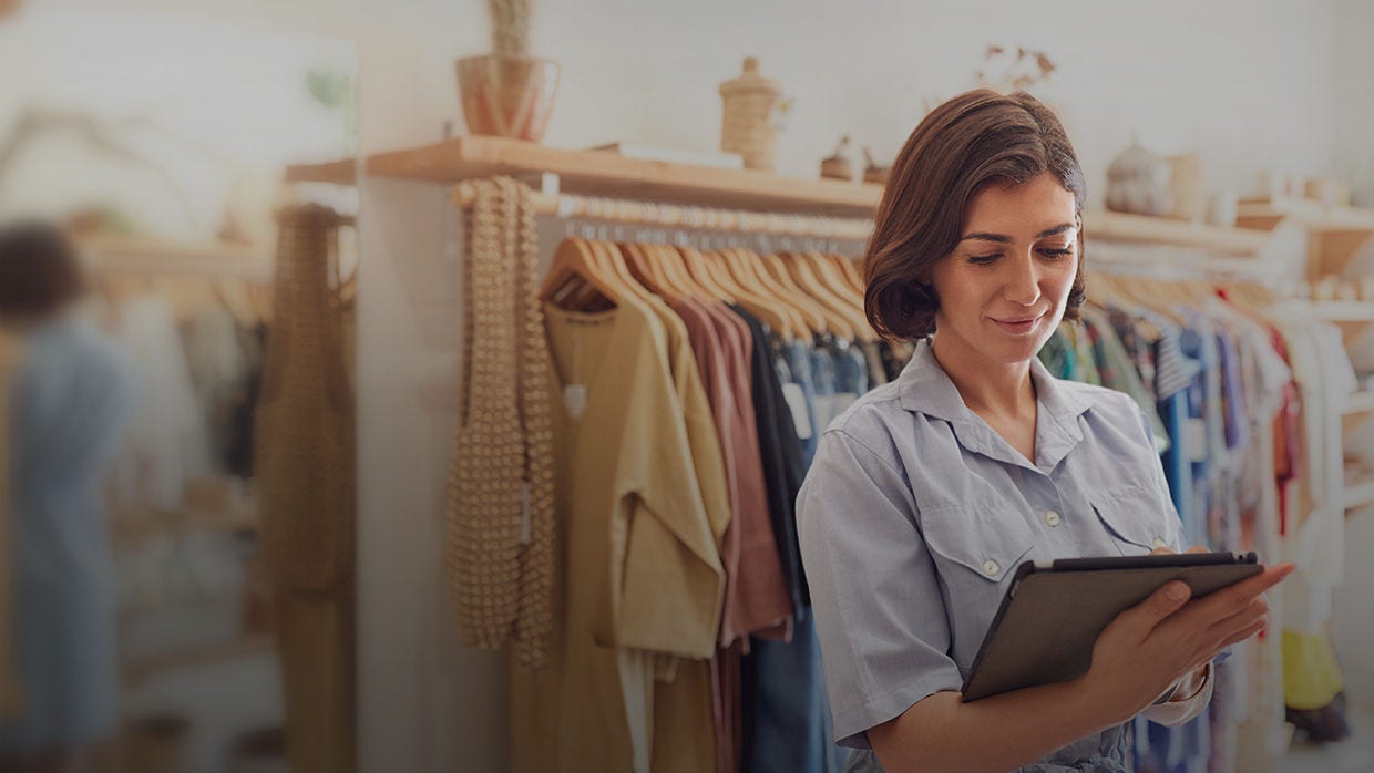 Propriétaire d’un magasin de vêtements tenant une tablette.