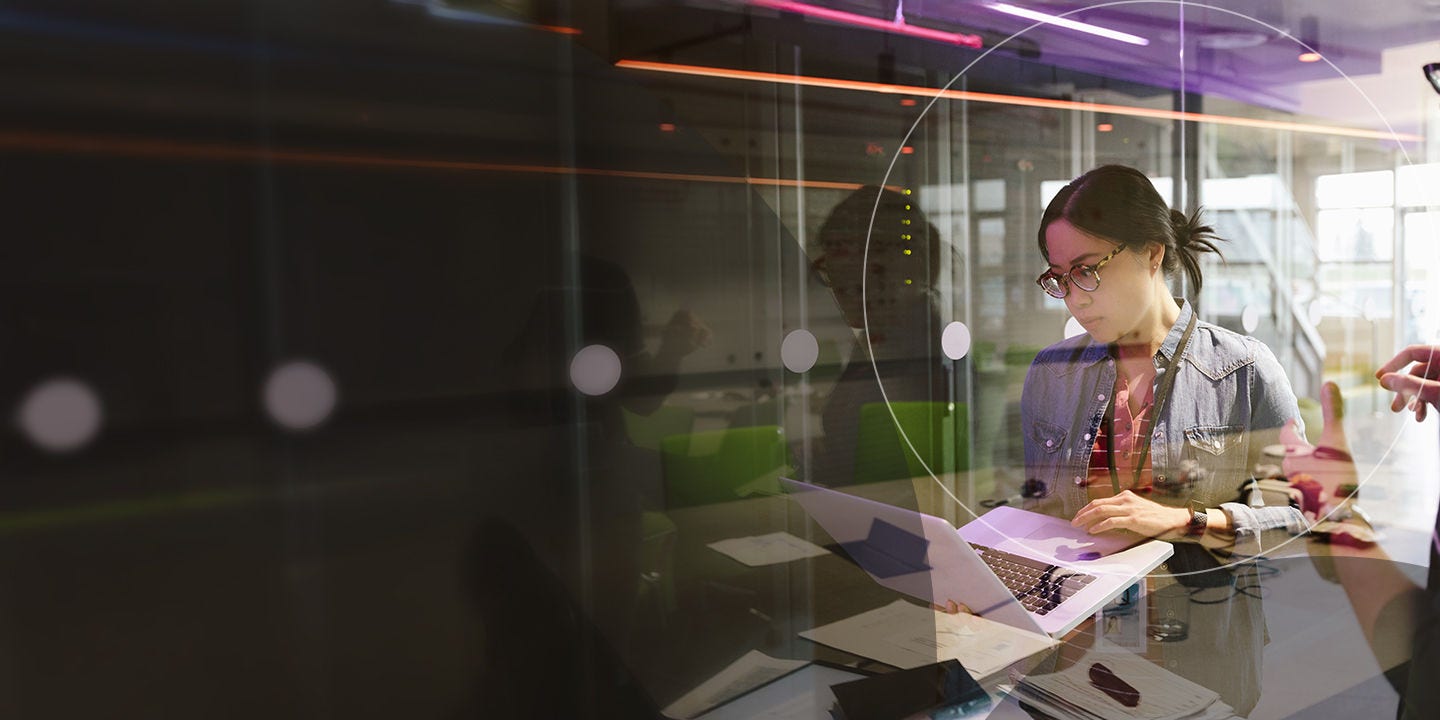 Mujer trabajando en una computadora portátil.
