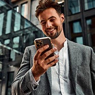 Retrato de un profesional de negocios sonriendo usando el teléfono.