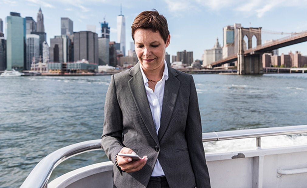 Femme d'affaires à New York utilisant son téléphone