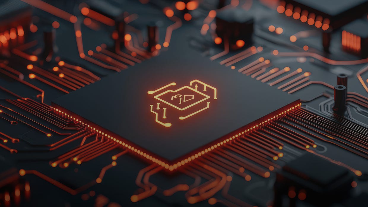 Gros plan d'une carte de circuit imprimé éclairée avec une puce illuminée. 