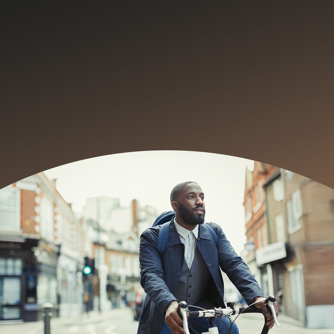 Hombre montando en bicicleta en la calle de la ciudad.