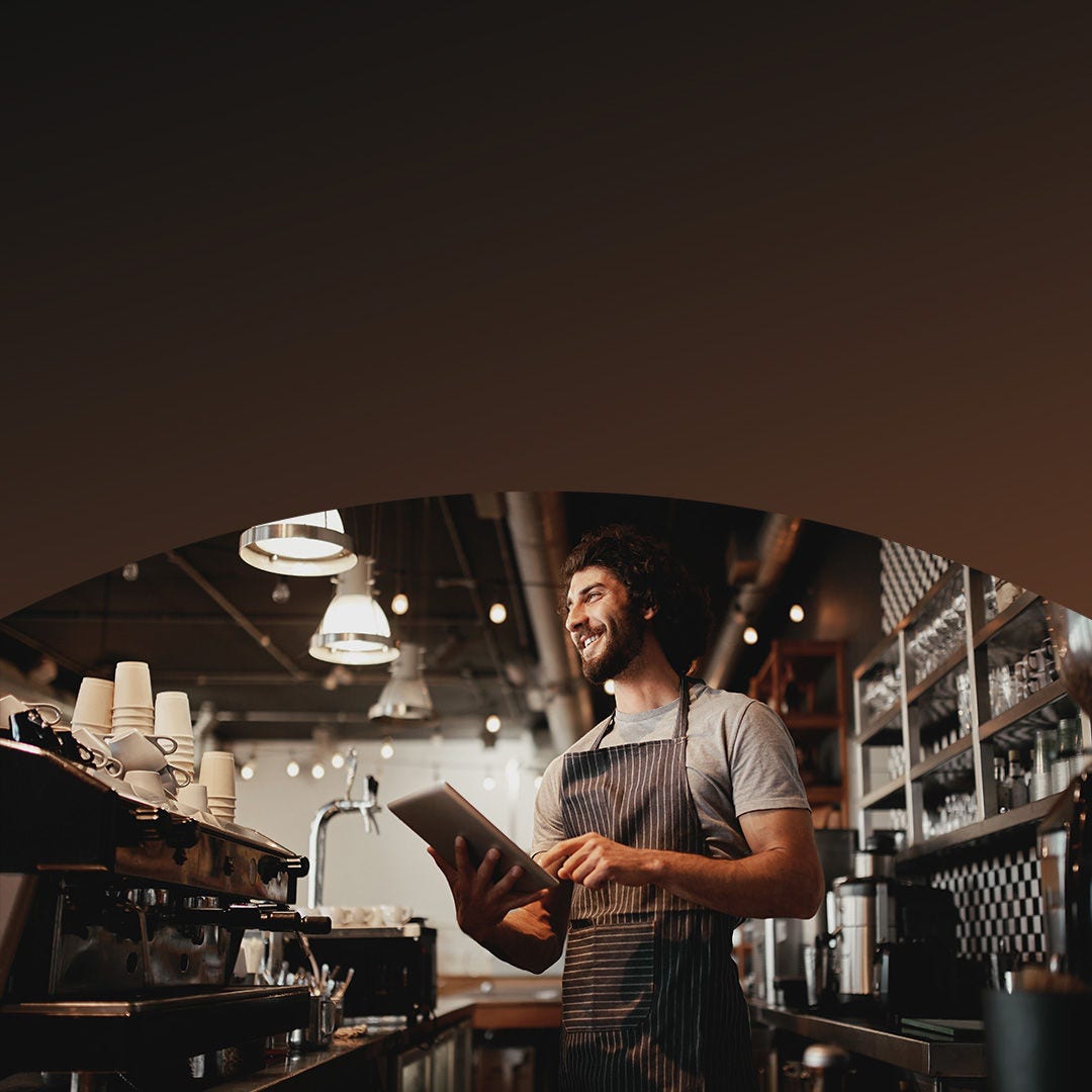 Barista usando una tableta en una cafetería