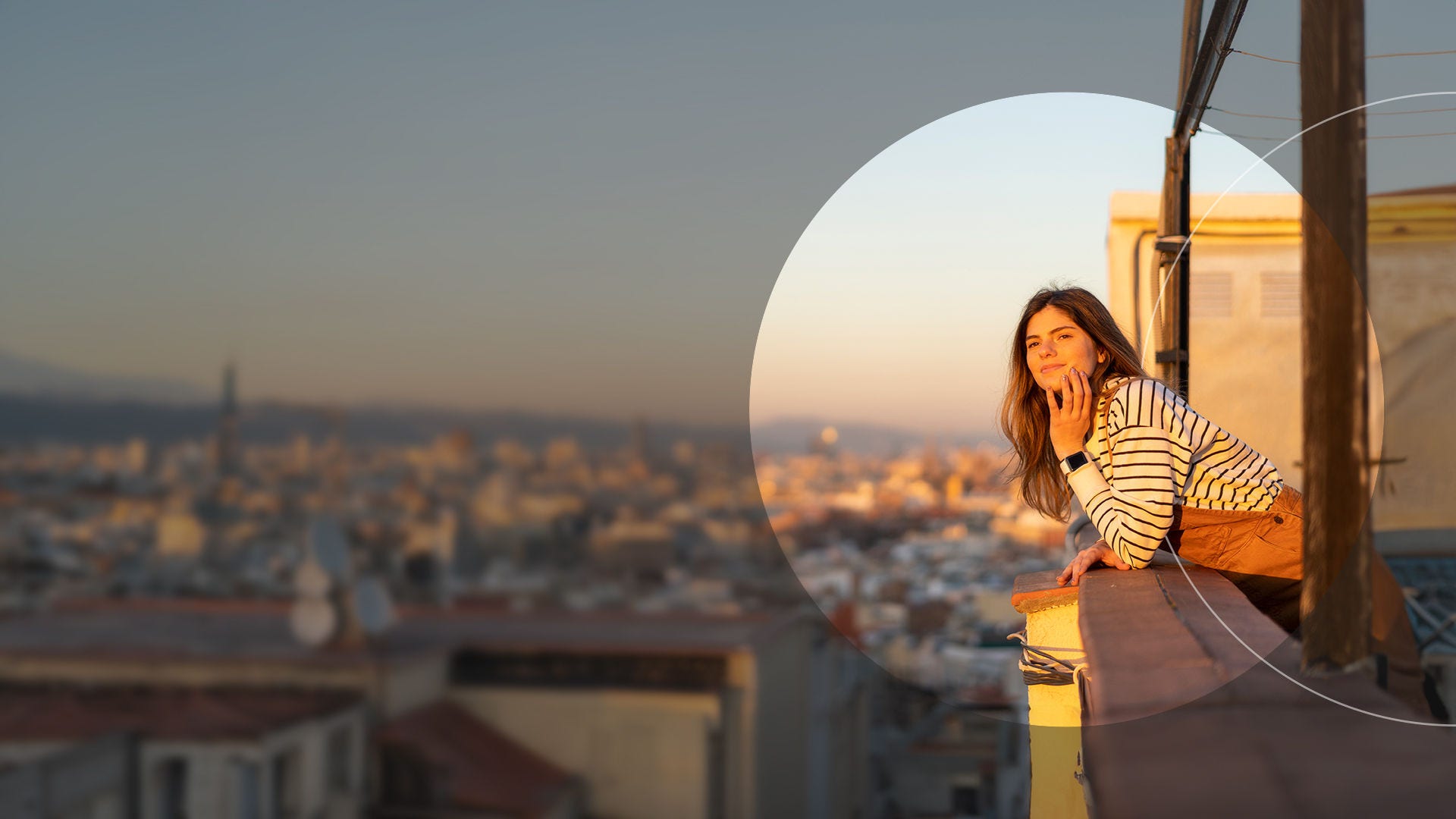 Chica en el balcón mirando hacia la ciudad.