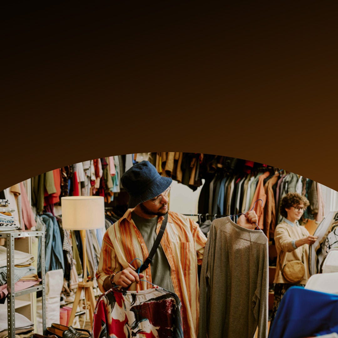 Hombre comprando ropa en un mercado