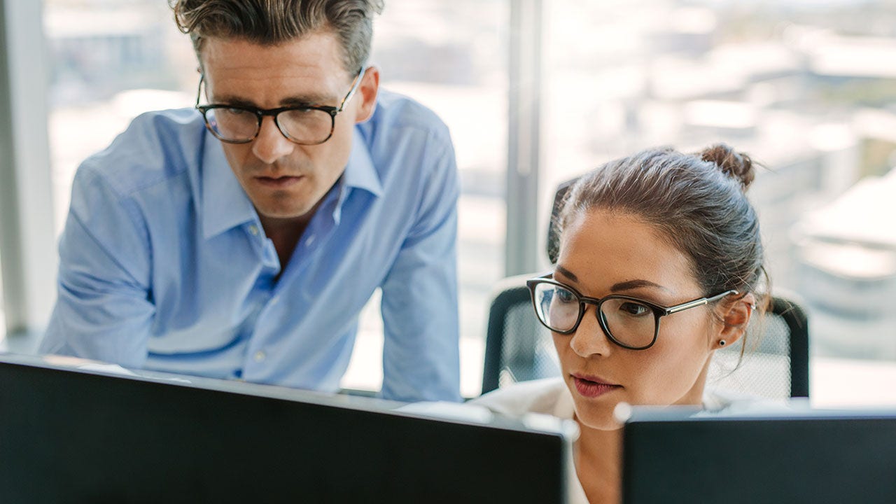 Equipo empresarial enfocado utilizando una computadora en la oficina.