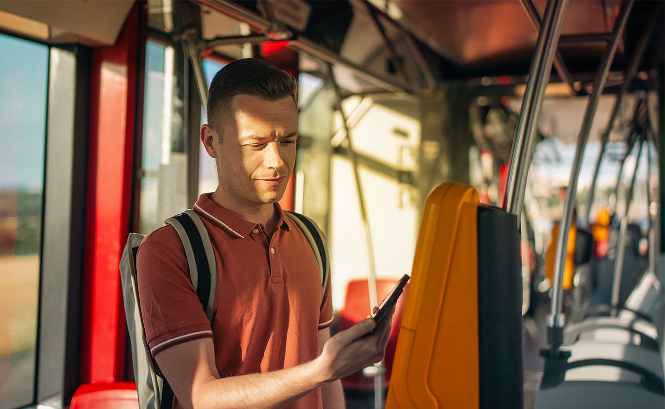 Hombre escaneando código QR con teléfono