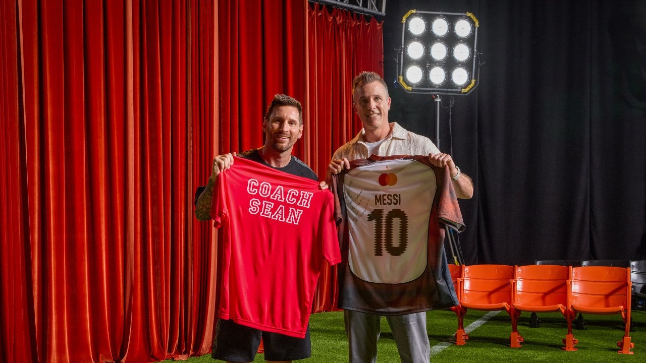 Leo Messi with fan