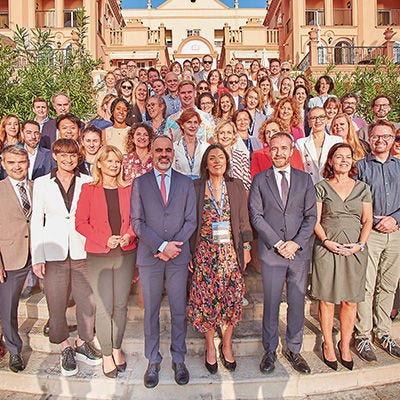 Gran grupo de personas de pie en el evento de la Comisión Europea de Viajes.