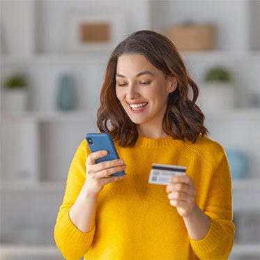 Femme faisant des achats en ligne.