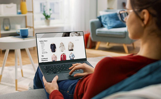 Mujer con suéter rojo comprando por Internet.