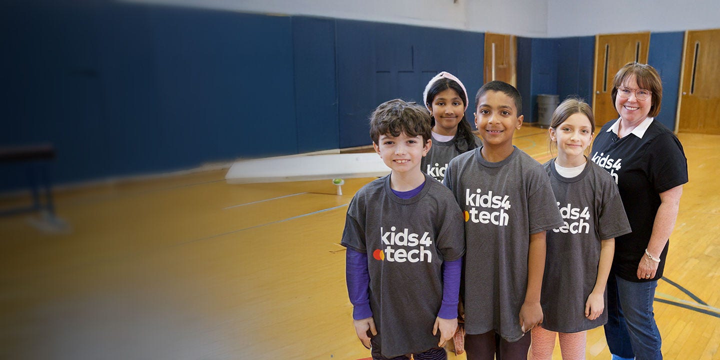 Cuatro niños y su maestra con camisetas de Kids4Techᵀᴹ
