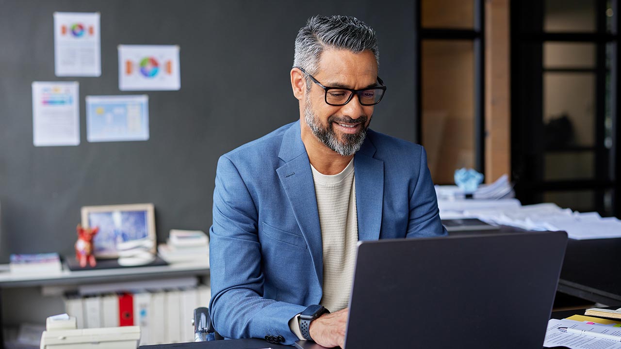 Homme d’affaires faisant des achats en ligne au bureau.