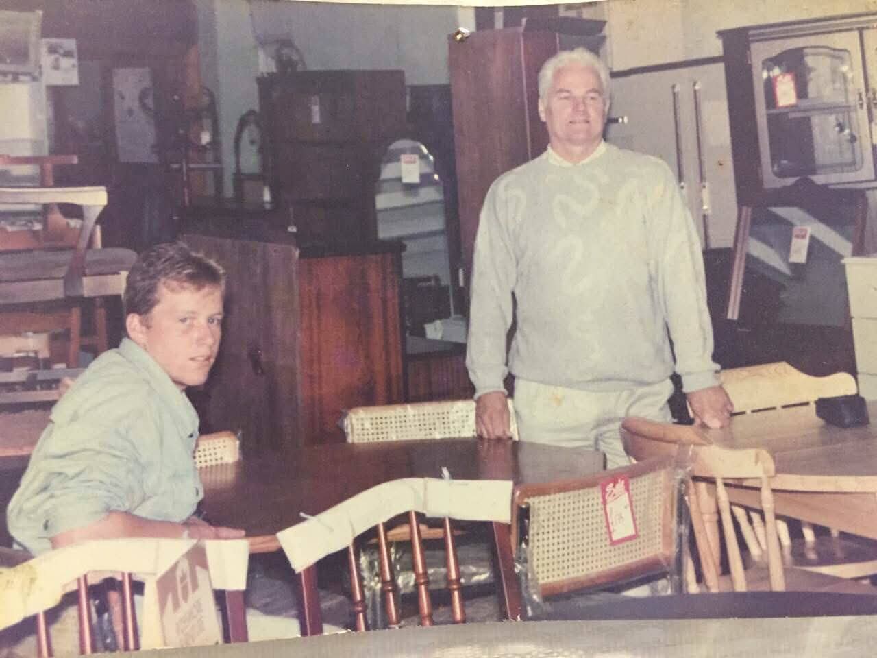 Marcus O'Toole y su padre en su mueblería. 