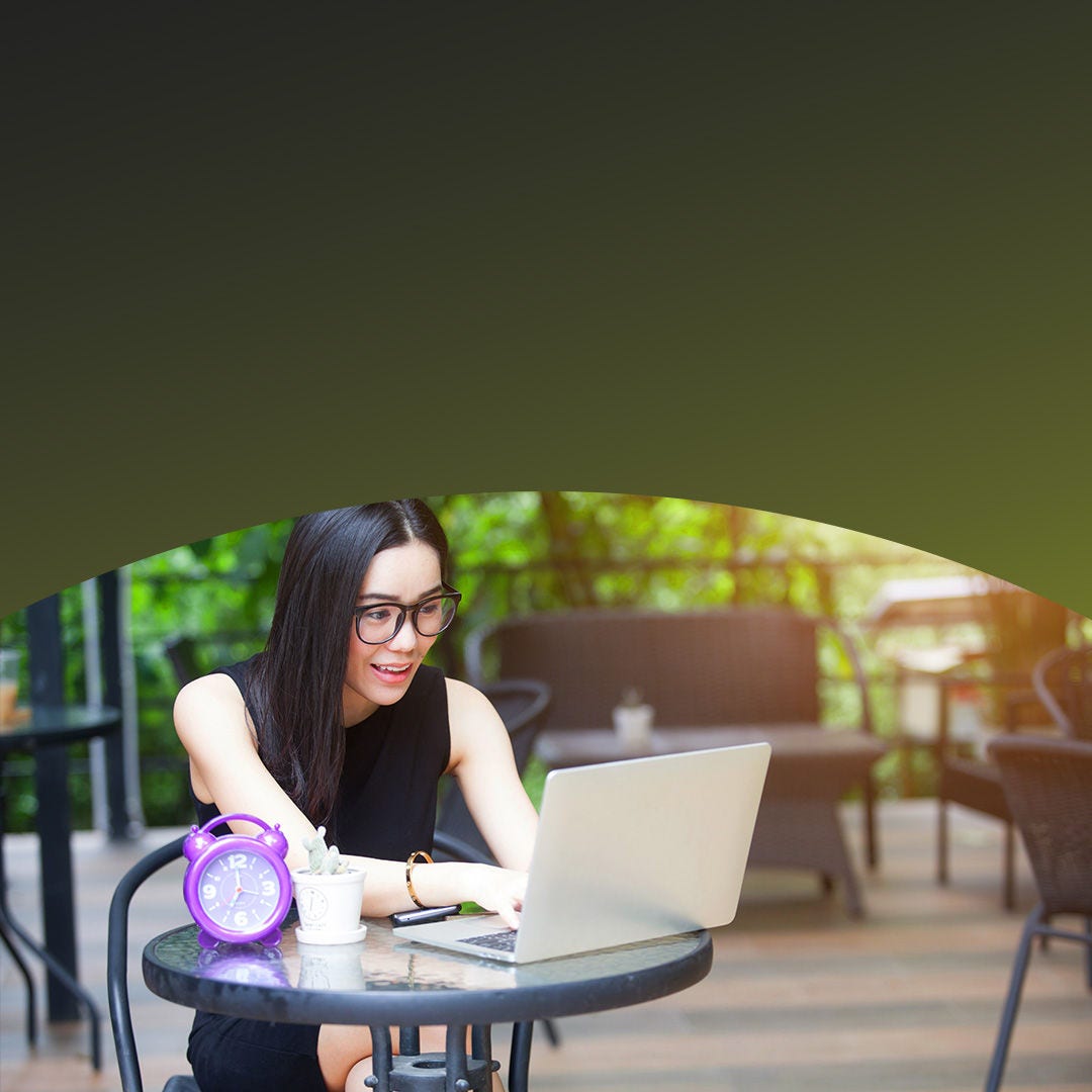 Mujer de negocios moderna usando su computadora portátil en un café.
