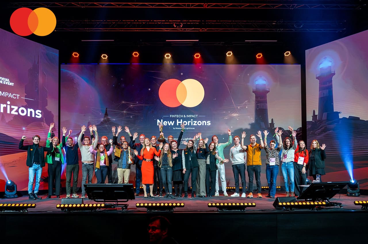 new horizons group stage waving
