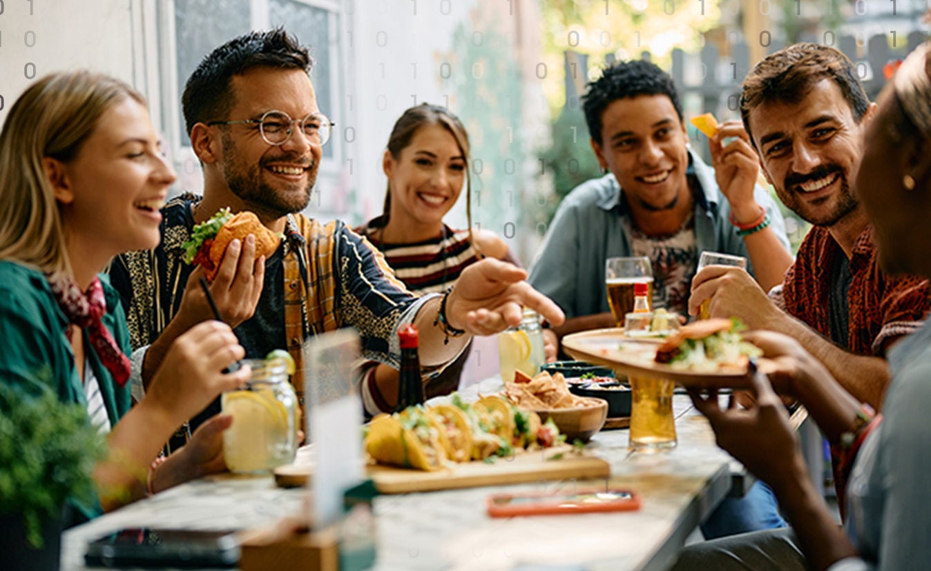 Reunión de amigos comiendo juntos