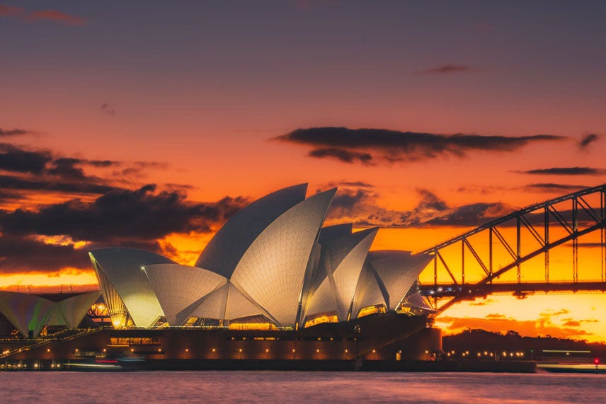 Línea del horizonte de París al atardecer.